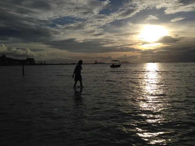 三亚海面剪影
