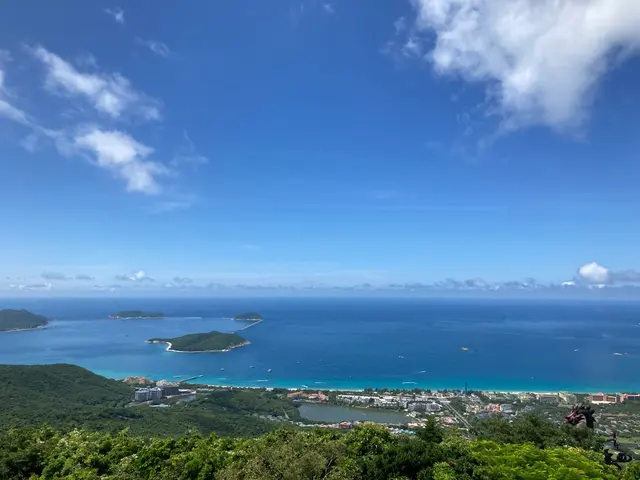 三亚高处看海