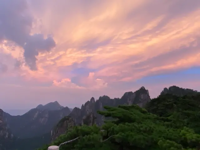 黄山晚霞山色