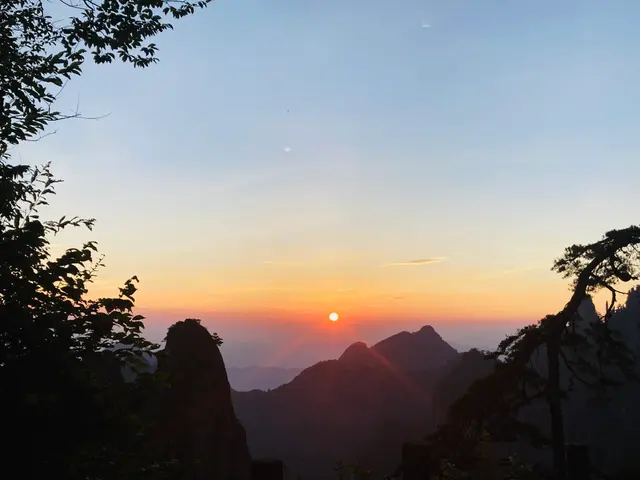 黄山日出峰影