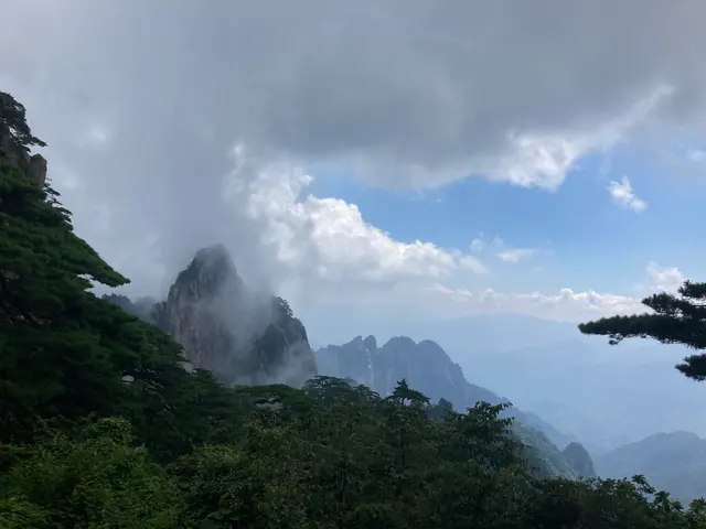 黄山云间峰峦
