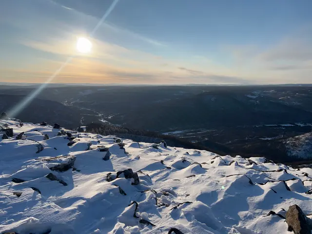 阿尔山雪山日光