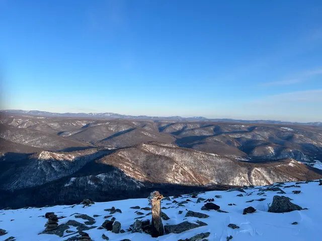 阿尔山冬山远眺