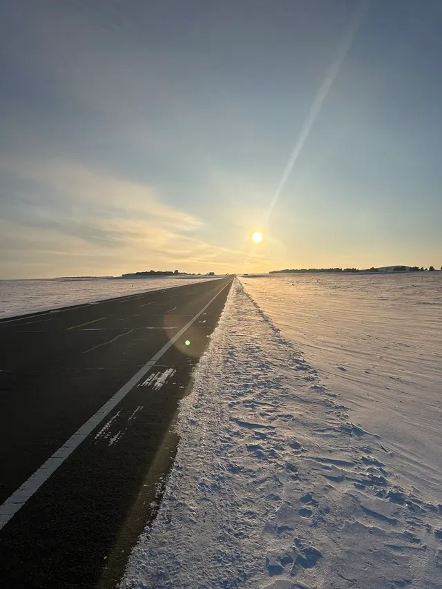 阿尔山雪路金光