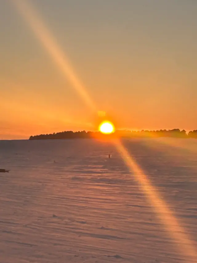 阿尔山雪原夕阳