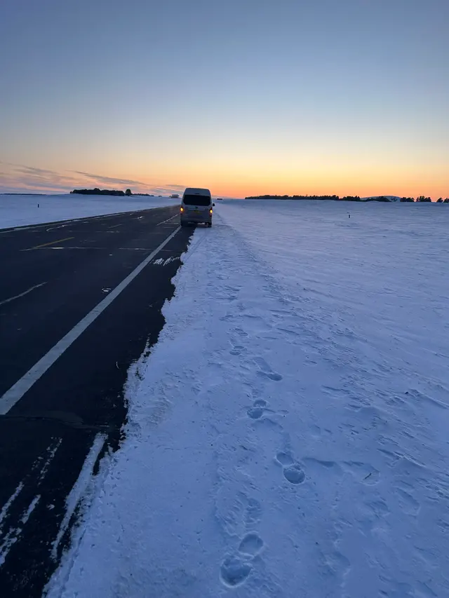 阿尔山雪路落日