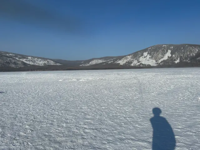 阿尔山冰湖人影