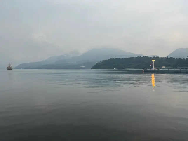 芦之湖雾色水面