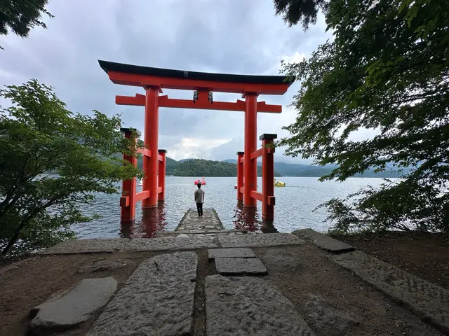 芦之湖水上鸟居