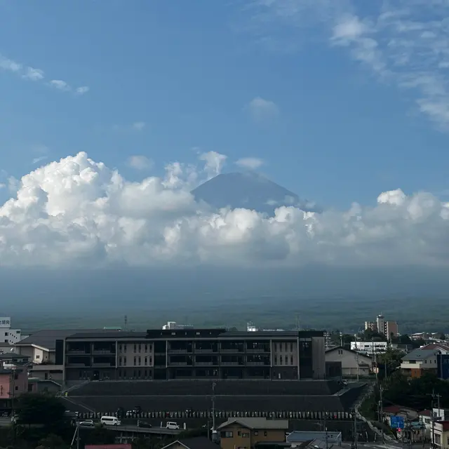 浮云间的富士山