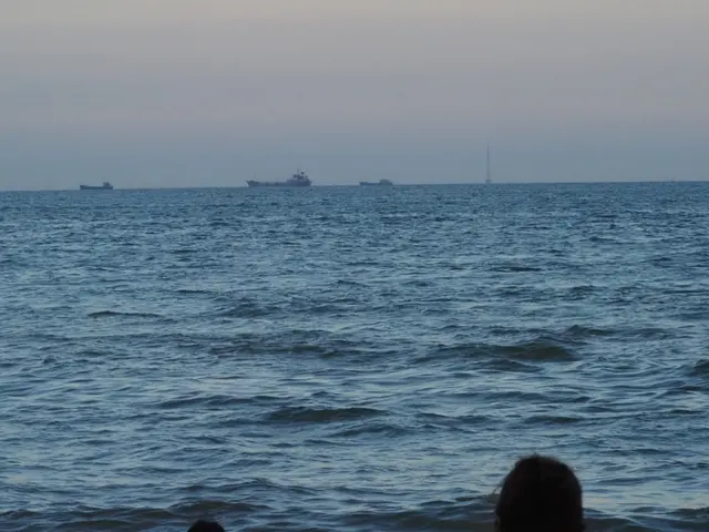 海上远船与薄雾
