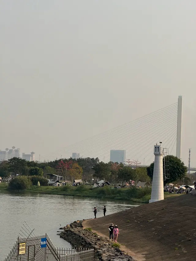 佛山江边灯塔