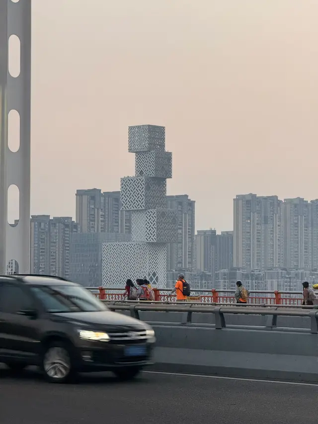 车窗外的叠方建筑