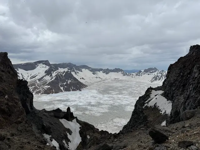 长白山冰封湖面