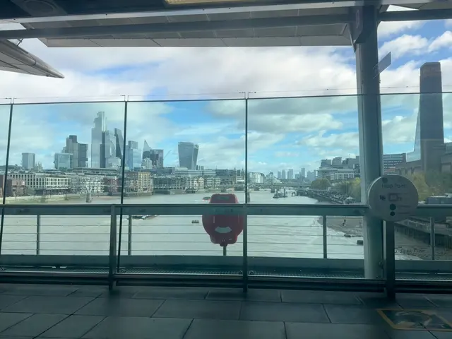 玻璃后的泰晤士河