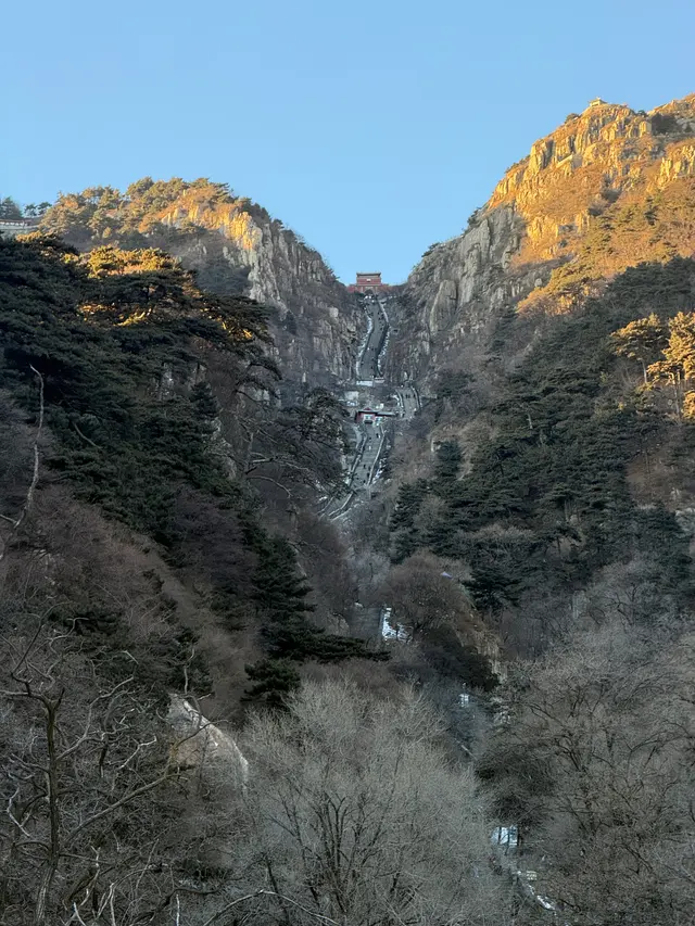 泰山岩壁冬色