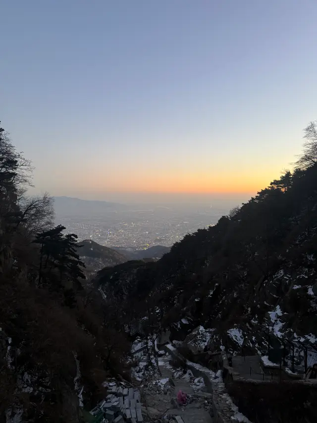 泰山暮色山谷