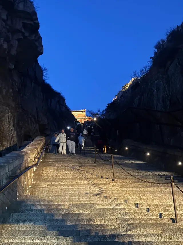 暮色中的泰山石阶