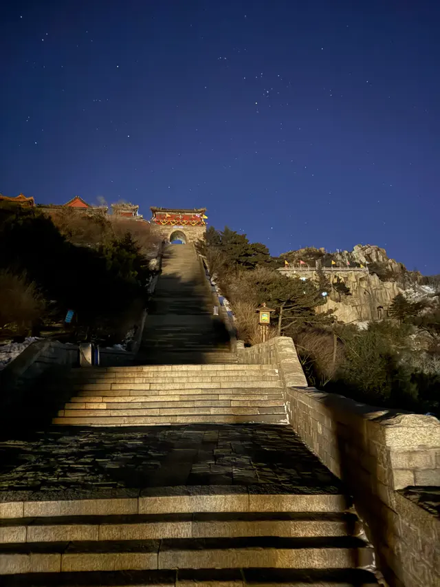 泰山夜登石阶