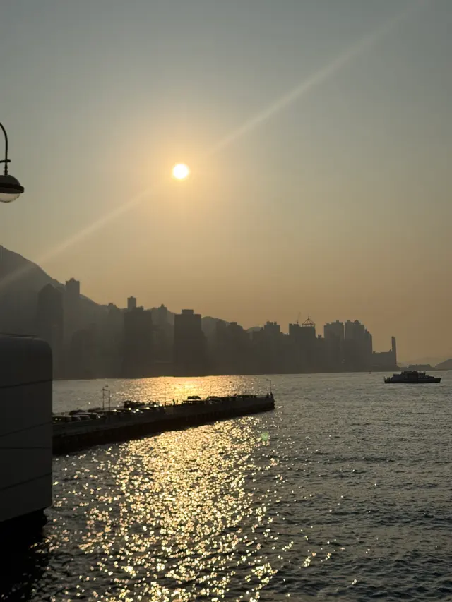 维港夕阳水面