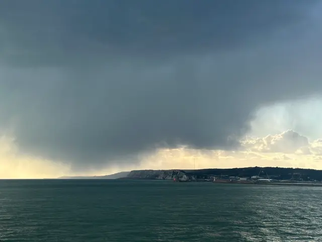 海峡上空的乌云