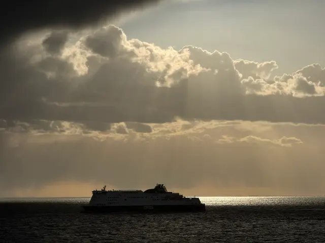 海峡云隙光
