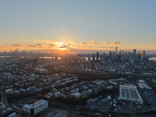 纽约港晨光航拍