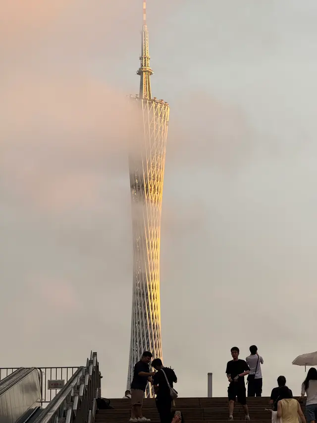 云雾里的广州塔
