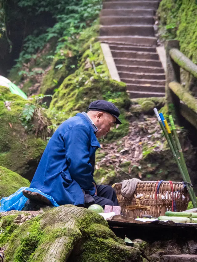 山路旁的摊位