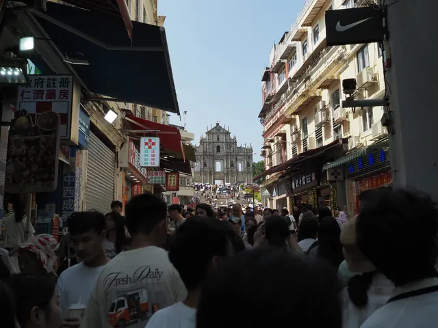 人潮尽头的大三巴