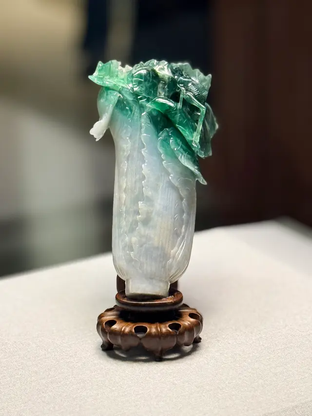 Photographed at the National Palace Museum in Taipei, where the Jadeite Cabbage reveals its natural white-to-green layers and finely carved veins beneath the display lighting.