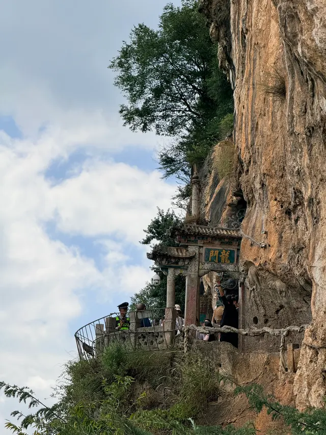 崖壁上的龙门