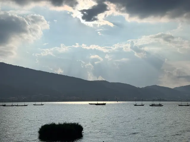 云隙下的湖舟