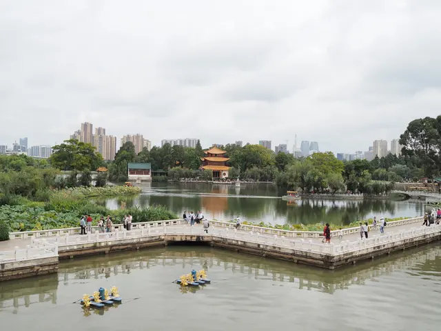 湖畔楼阁与曲桥